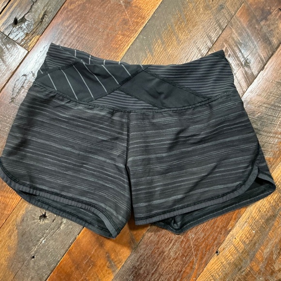 Lululemon Speed Up Shorts 5" Black Gray Recycled Fabric Size 6 - Picture 3 of 5